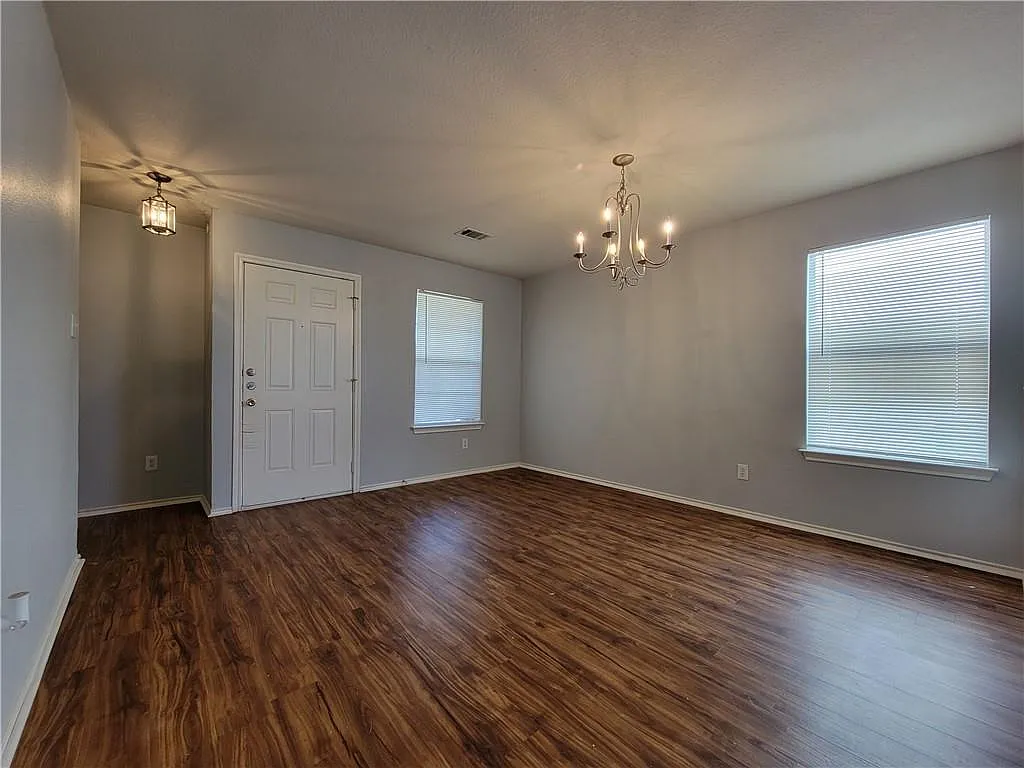 4 bed, 2322 sqft, $2,100 — Photo 4