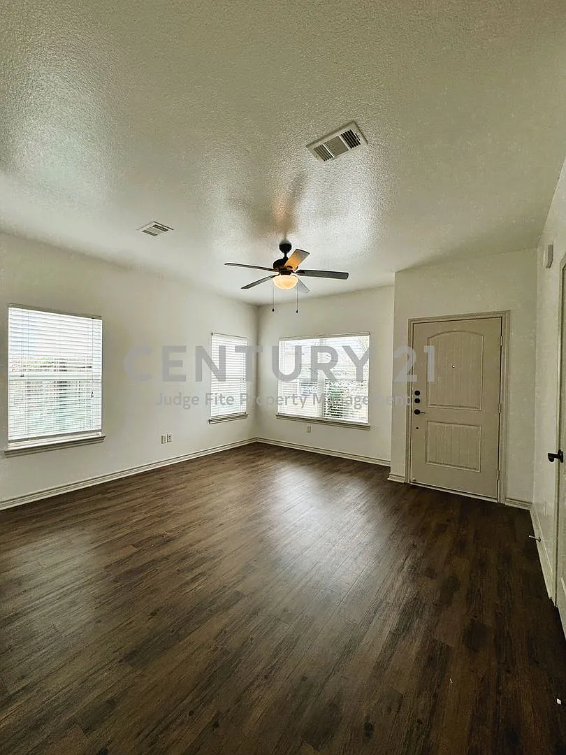 Beautiful 2/2/1 in Kemp For Rent! — Photo 2