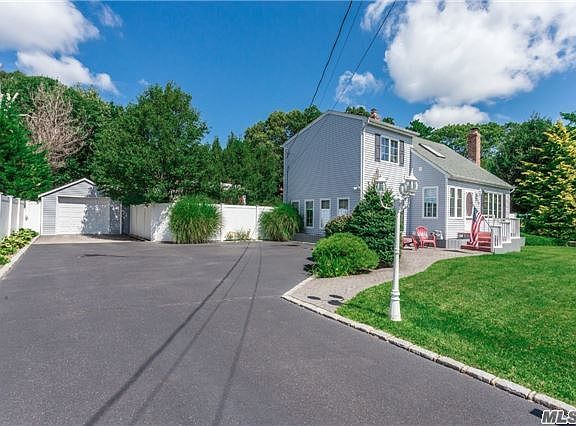 3rd image of 129 Bonaparte Ave