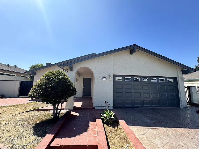 916 Avenida Ysidora — Photo 1