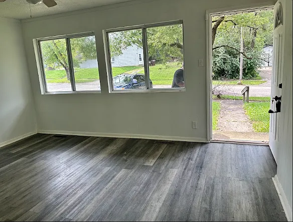 3 bed, 864 sqft, $1,200 — Photo 2
