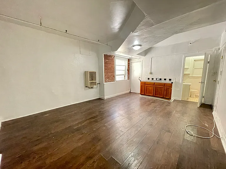 2892 W 7th St — Photo 19
