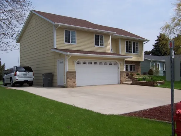 3010 Village Green West Loop Dr, Moorhead, MN 56560