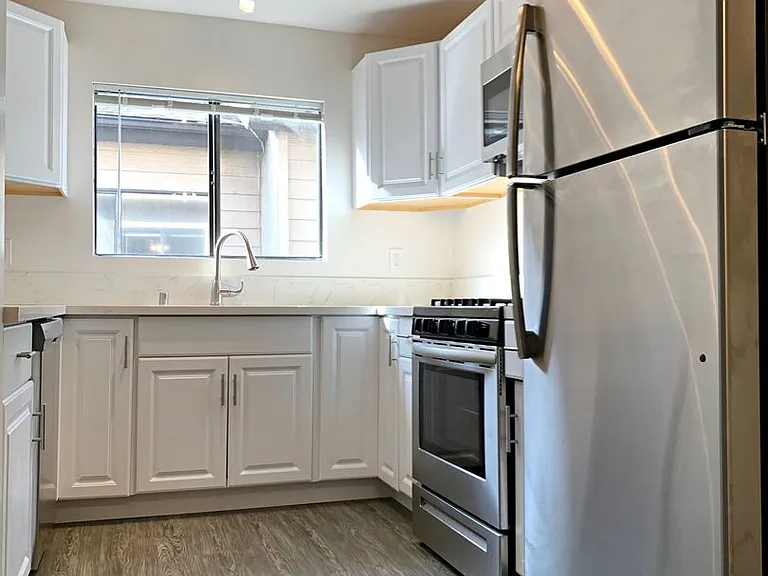 1010-1012 E Acacia Ave — Photo 40