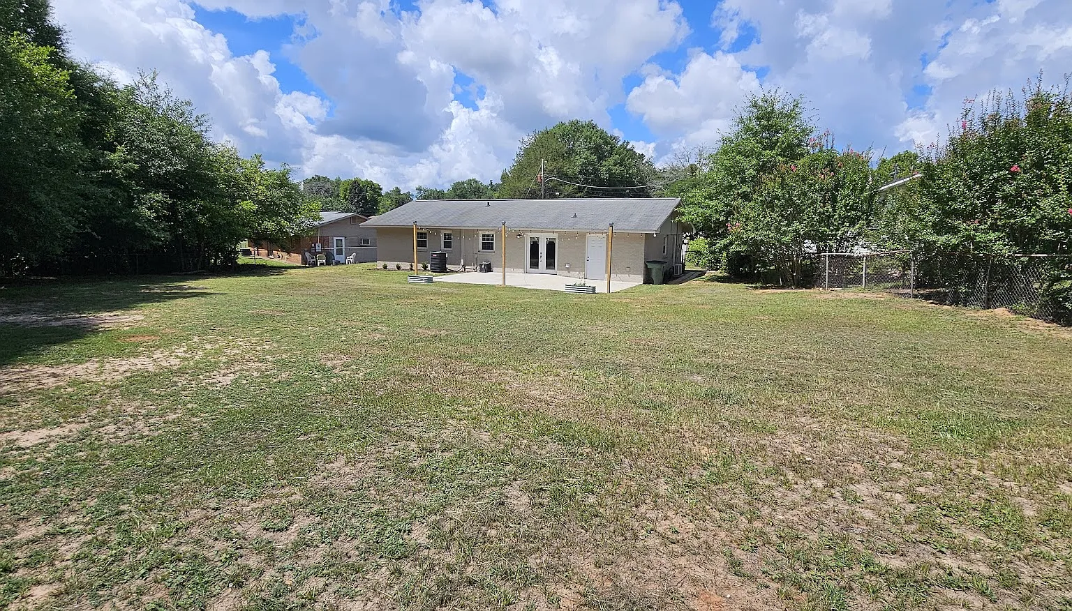 3 bed, 1.5 bath, 1350 sqft, $1,400 — Photo 3
