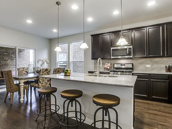 Spacious eat-in kitchen