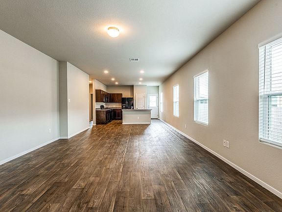5th image of 140 Thunder Oak St