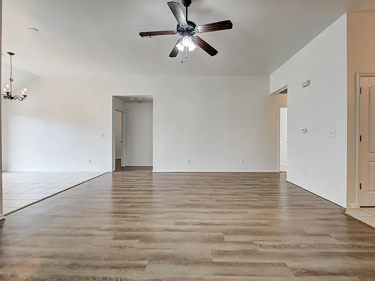 608 Cavecreek St — Photo 9