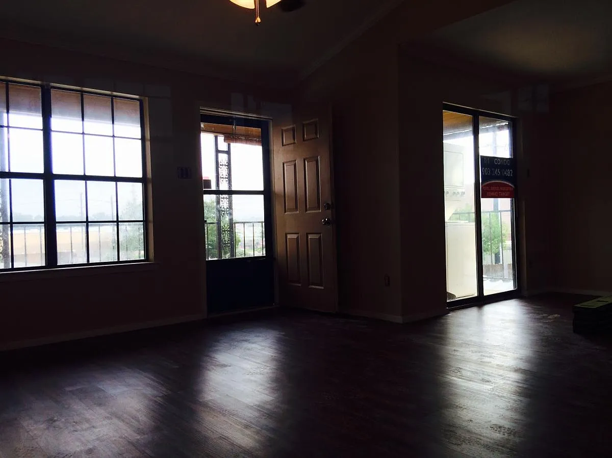 Building Photo - 400 W South Town Dr #402