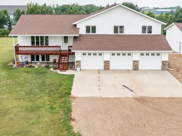 5715 Country Creek Dr, Bismarck, ND 58503