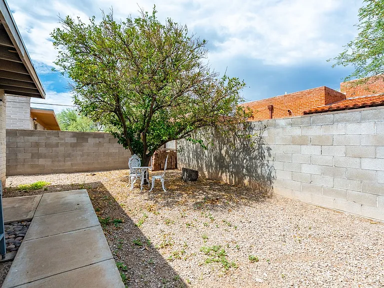 1661 N Catalina Ave — Photo 11