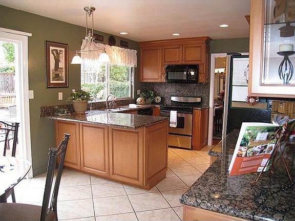 Beautifully Remodeled w/Granite, Maple and Travertine!