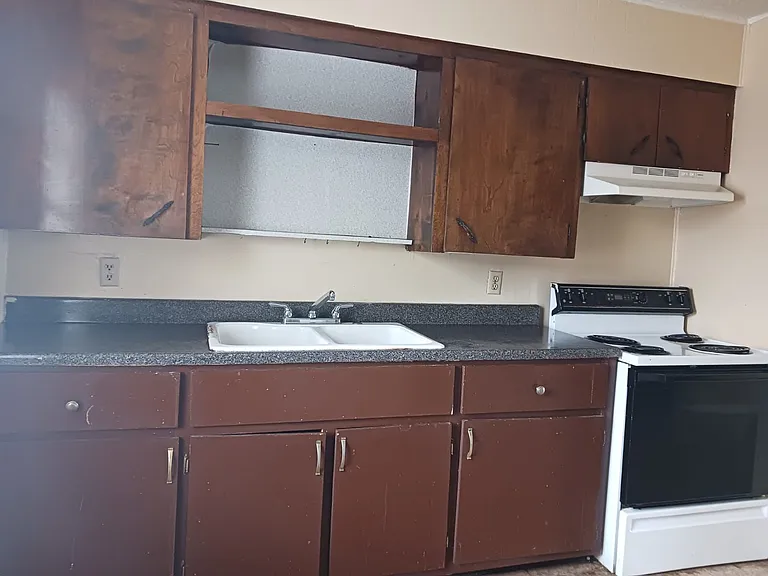 913 Athol St — Photo 6