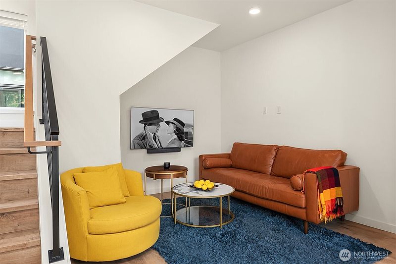 4th image of 422 10th Avenue E #F