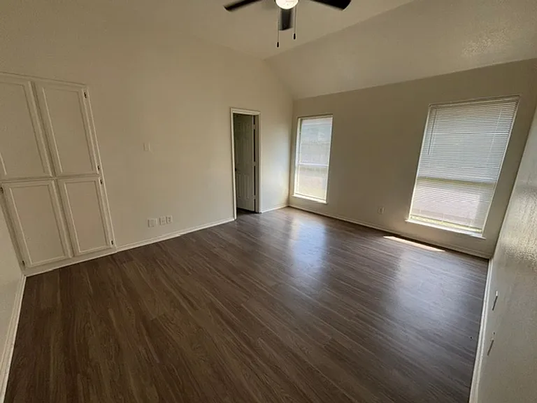 517 Meadowcrest Dr — Photo 21