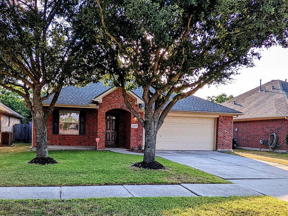 Front of house, on cul-de-sac with 2 large oak trees