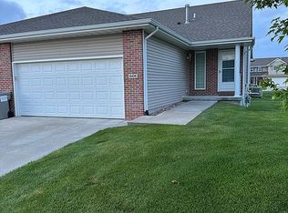 6106 Maple View Dr, Lincoln, NE 68512
