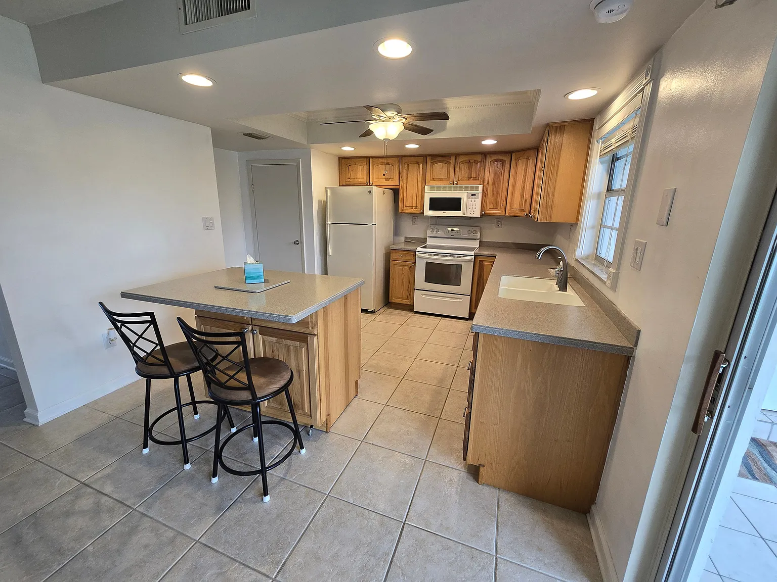 3 bed, 2.5 bath, 1668 sqft, $2,350 — Photo 2