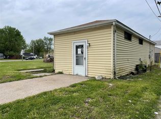 1233 E Madison Ave, Wood River, IL 62095