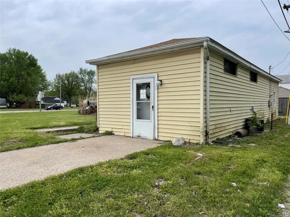 1233 E Madison Ave, Wood River, IL 62095