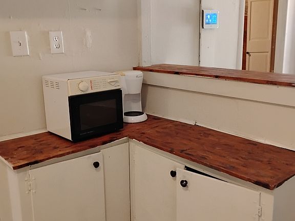 KITCHEN COUNTERS/CABINETS