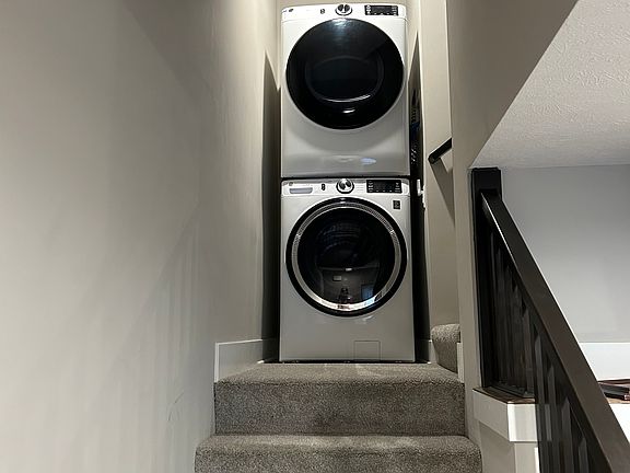 5th image of 931 S 33rd Terrace Plz