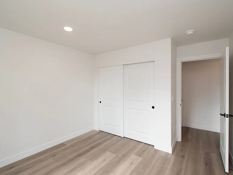 1104 W Lauridsen Blvd #1-4 — Photo 27
