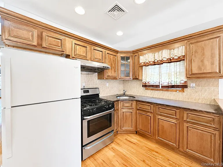 6563 Hull Ave — Photo 2
