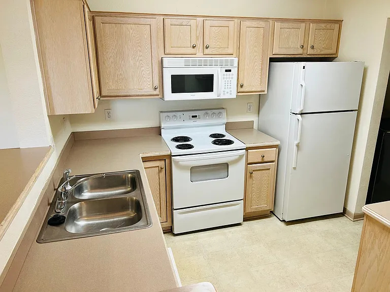 913 Westridge Dr #10 — Photo 7