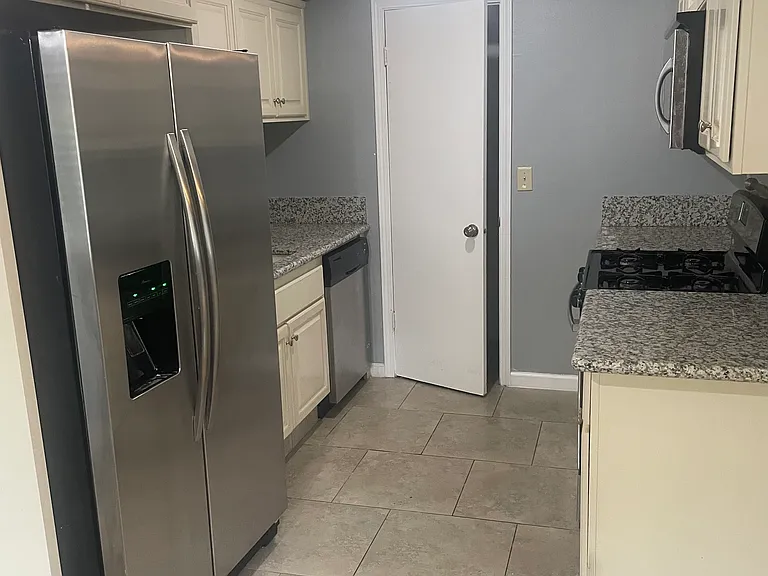 303 E Bullard Ave — Photo 5