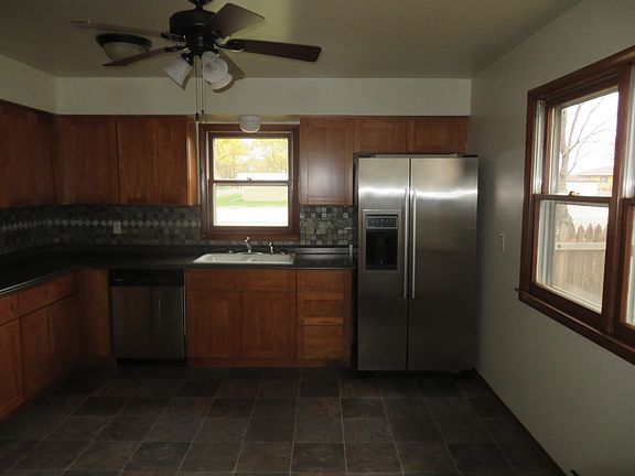 4th image of 1510 E Broadway St