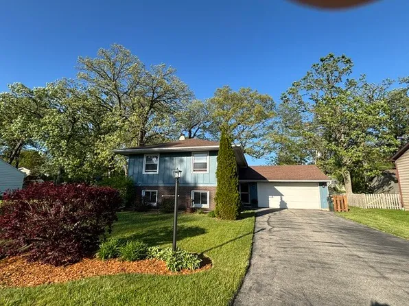 203 Cedarwood Ln, Antioch, IL 60002