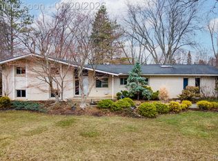 5832 Shaun Rd, West Bloomfield, MI 48322