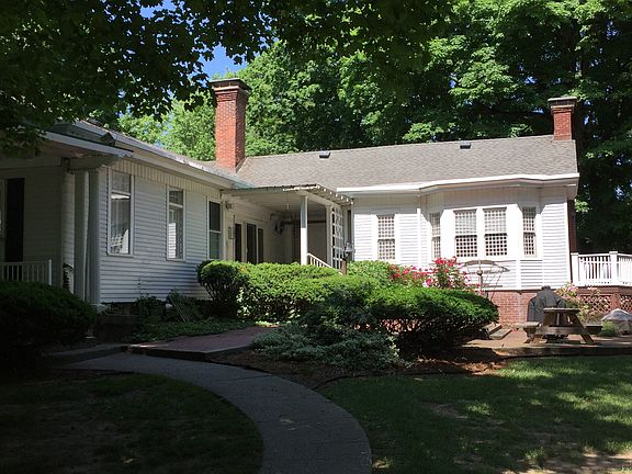 5th image of 1400 Forest Hills Dr