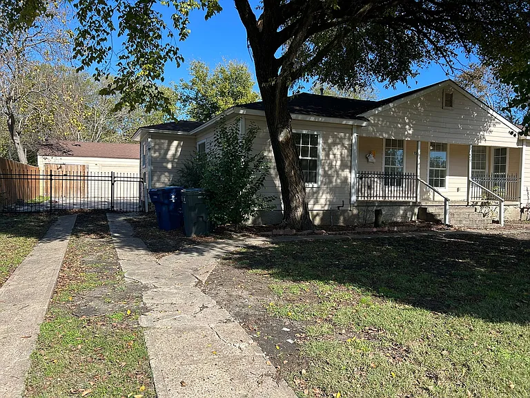 1531 Maple Dr — Photo 2
