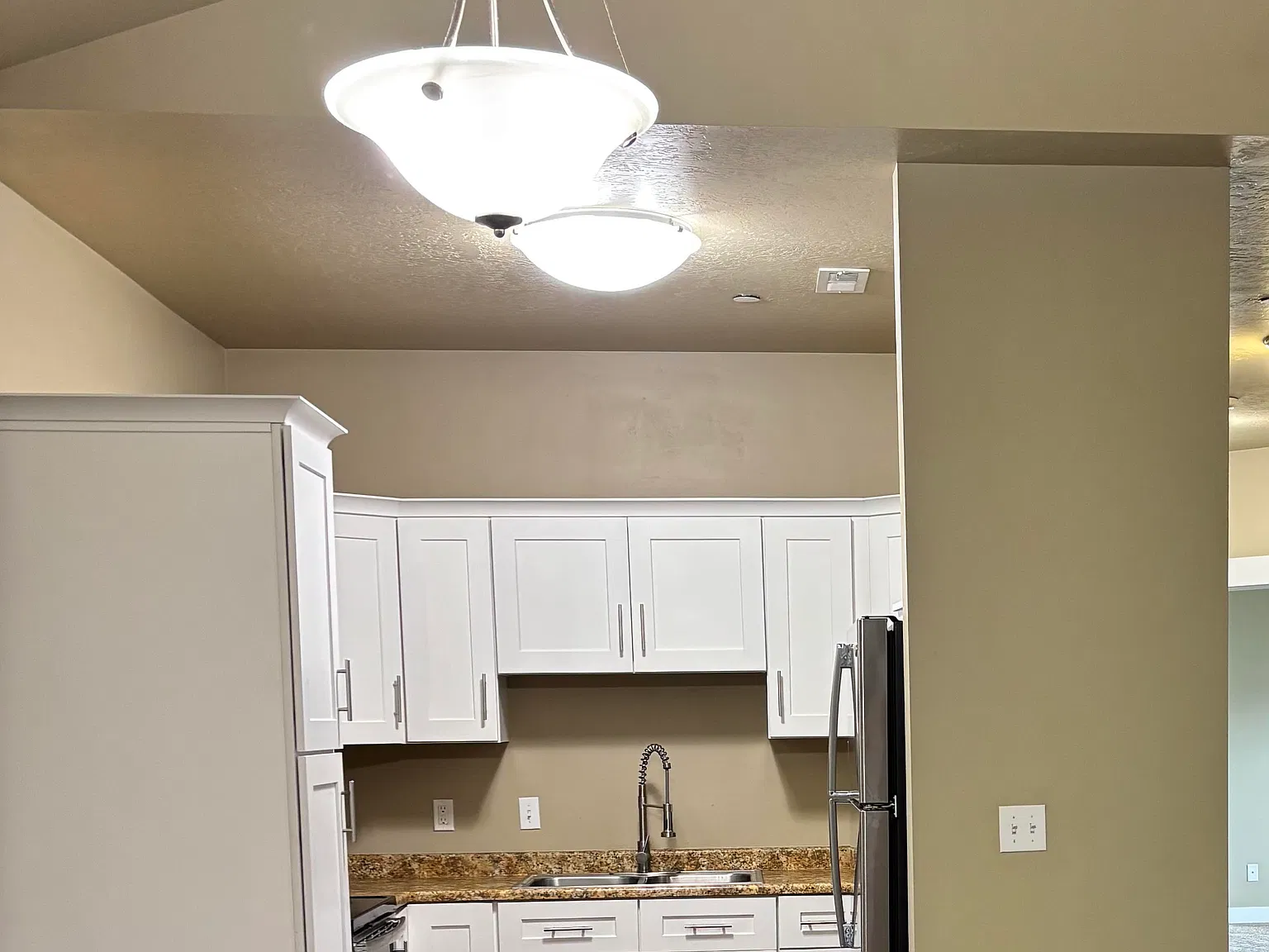 3 bed, 1207 sqft, $1,850 — Photo 2
