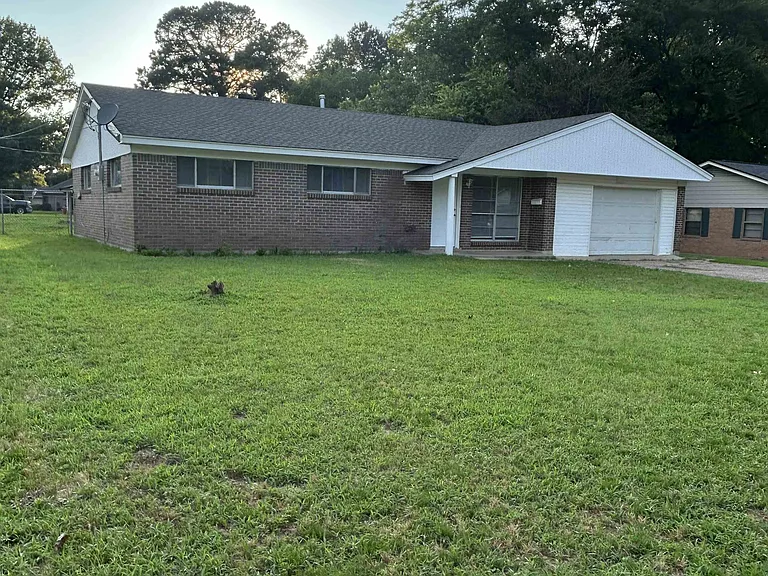 2513 Redbud St — Photo 1