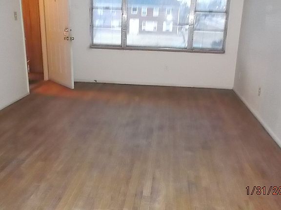 Livingroom with hardwood floors