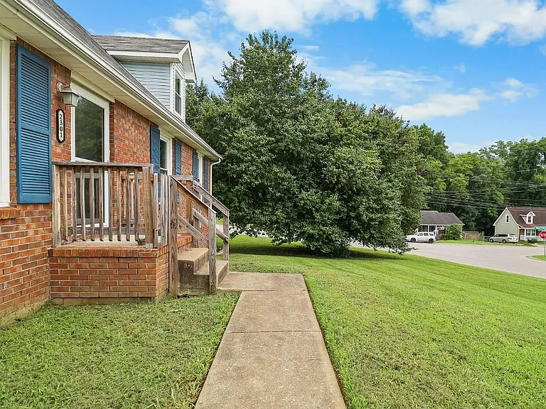 2301 Sherwood Hills Ct — Photo 9