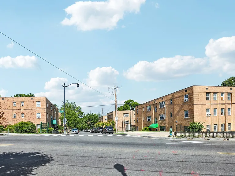 Meadow Green Courts — Photo 18