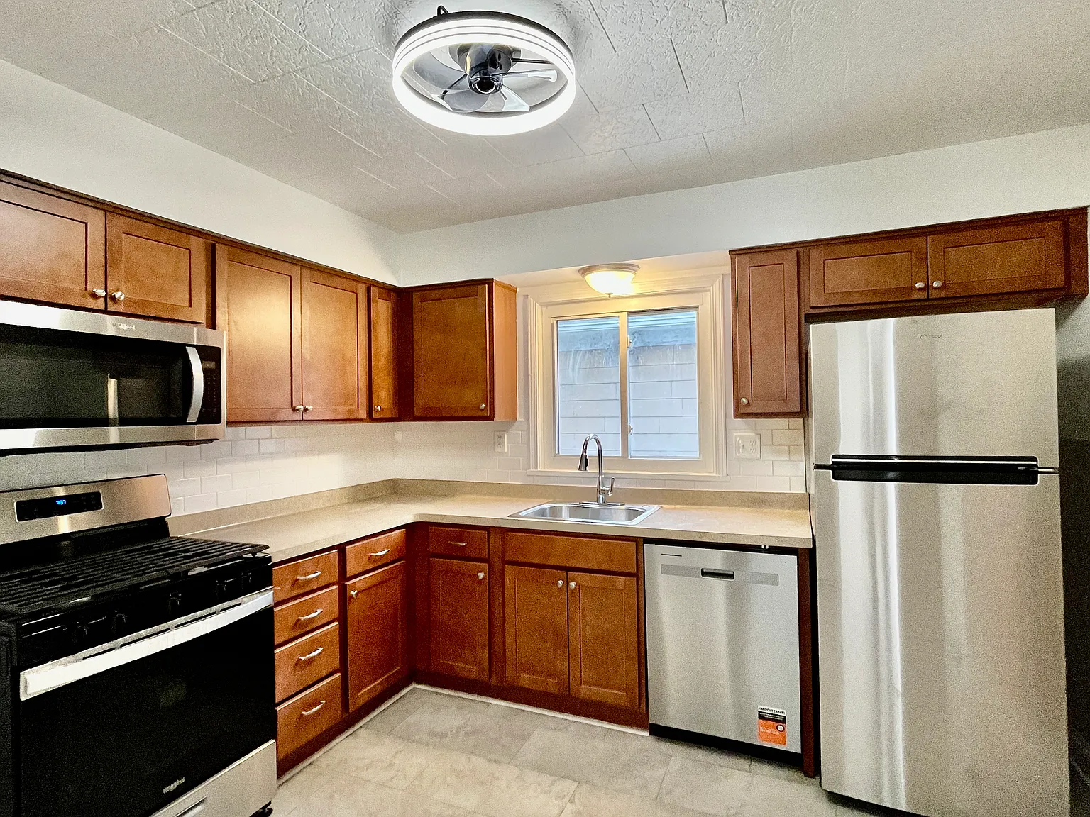 3 bed, 1395 sqft, $1,695 — Photo 3