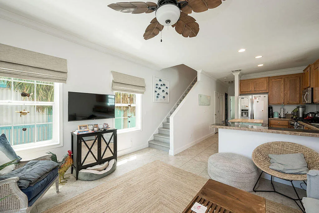 3 bed, 3.0 bath, 1380 sqft, $5,500 — Photo 3