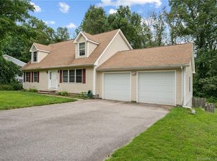31 Blais Rd, Uncasville, CT 06382