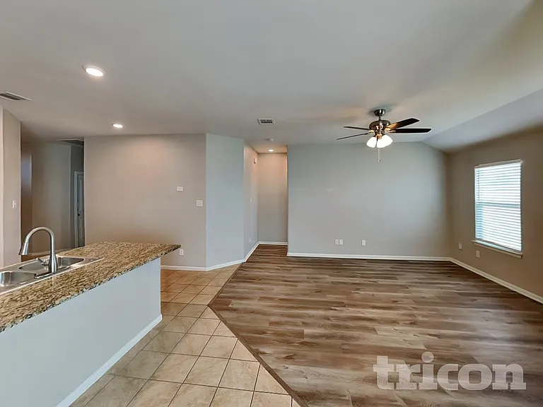 324 Foxhunter St — Photo 2