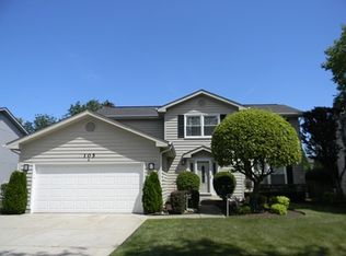 105 Old Barn Ct, Buffalo Grove, IL 60089