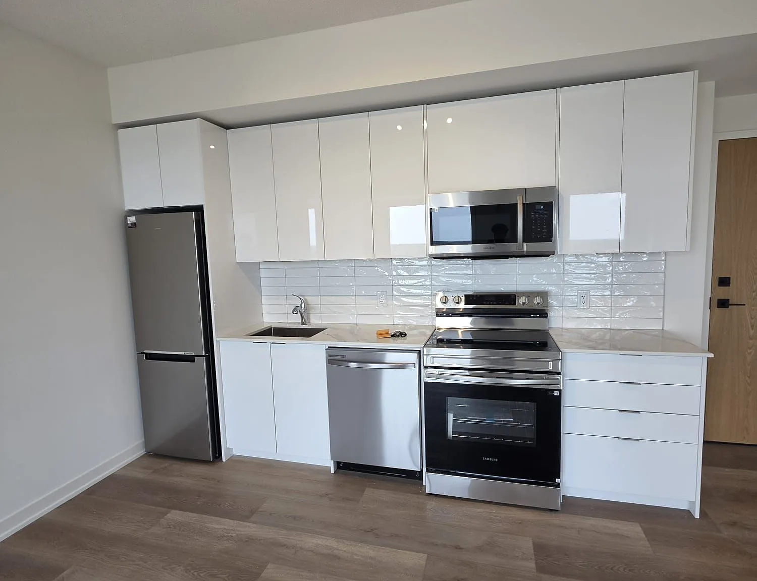 3 bed, $2,075 — Photo 1