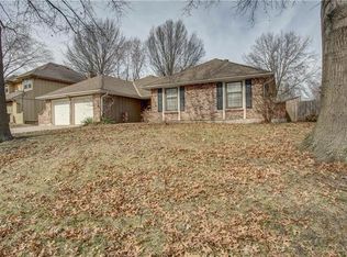 204 NE Country Ln, Lees Summit, MO 64086