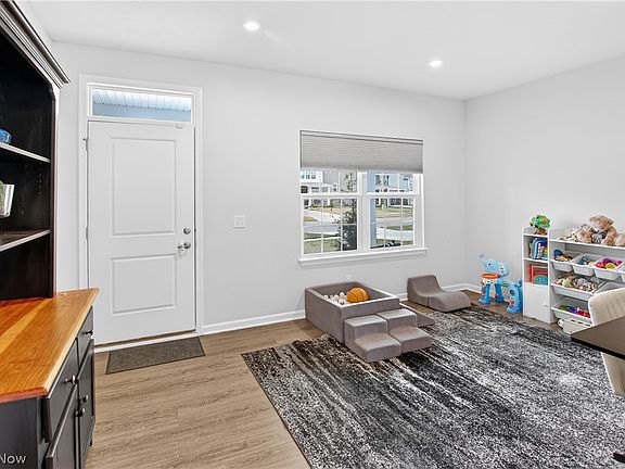 5th image of 76 Wanda Ct