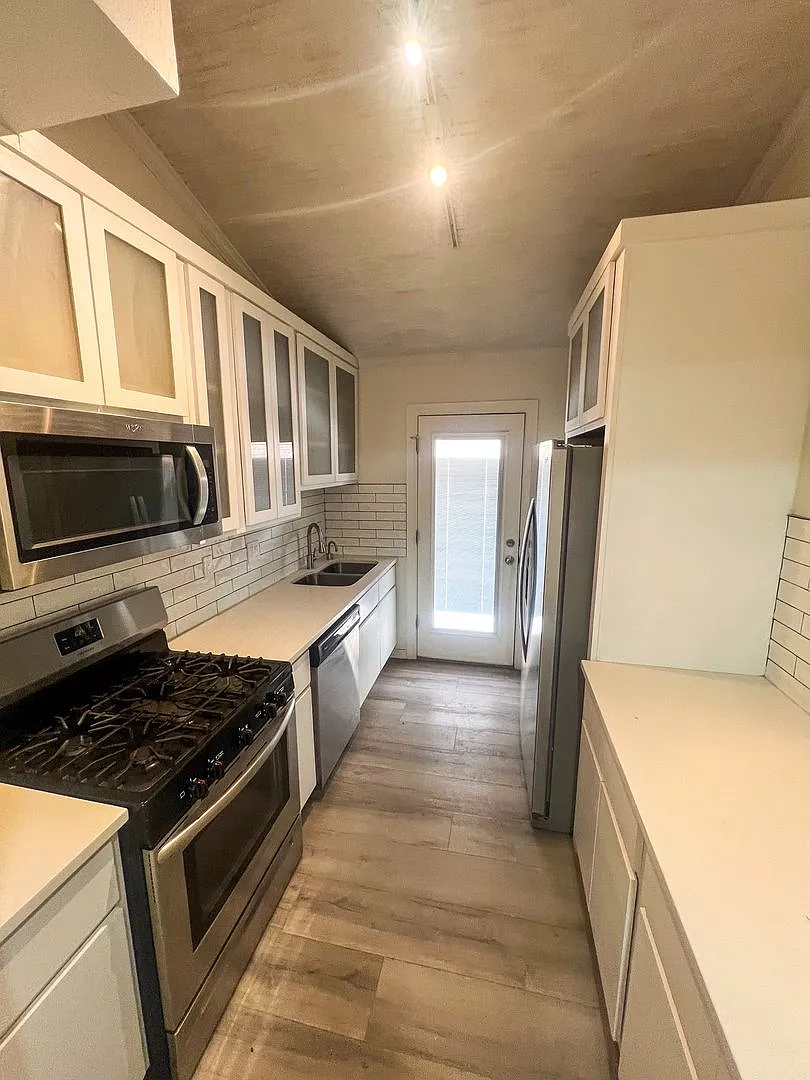 Building Photo - 1606 N Stanton St #7