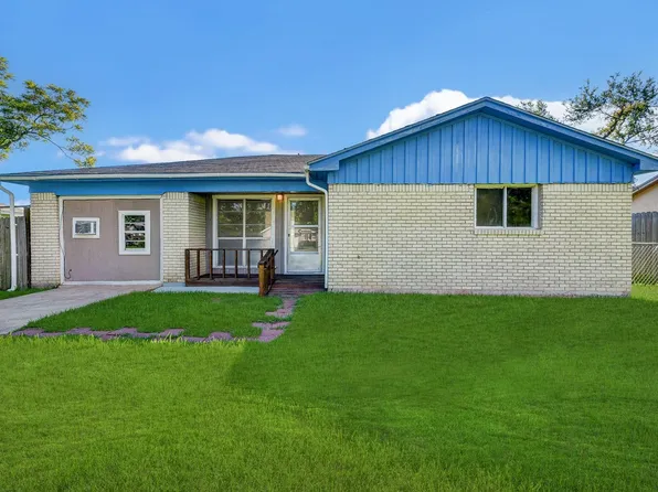 131 Lakewood Dr, Clute, TX 77531